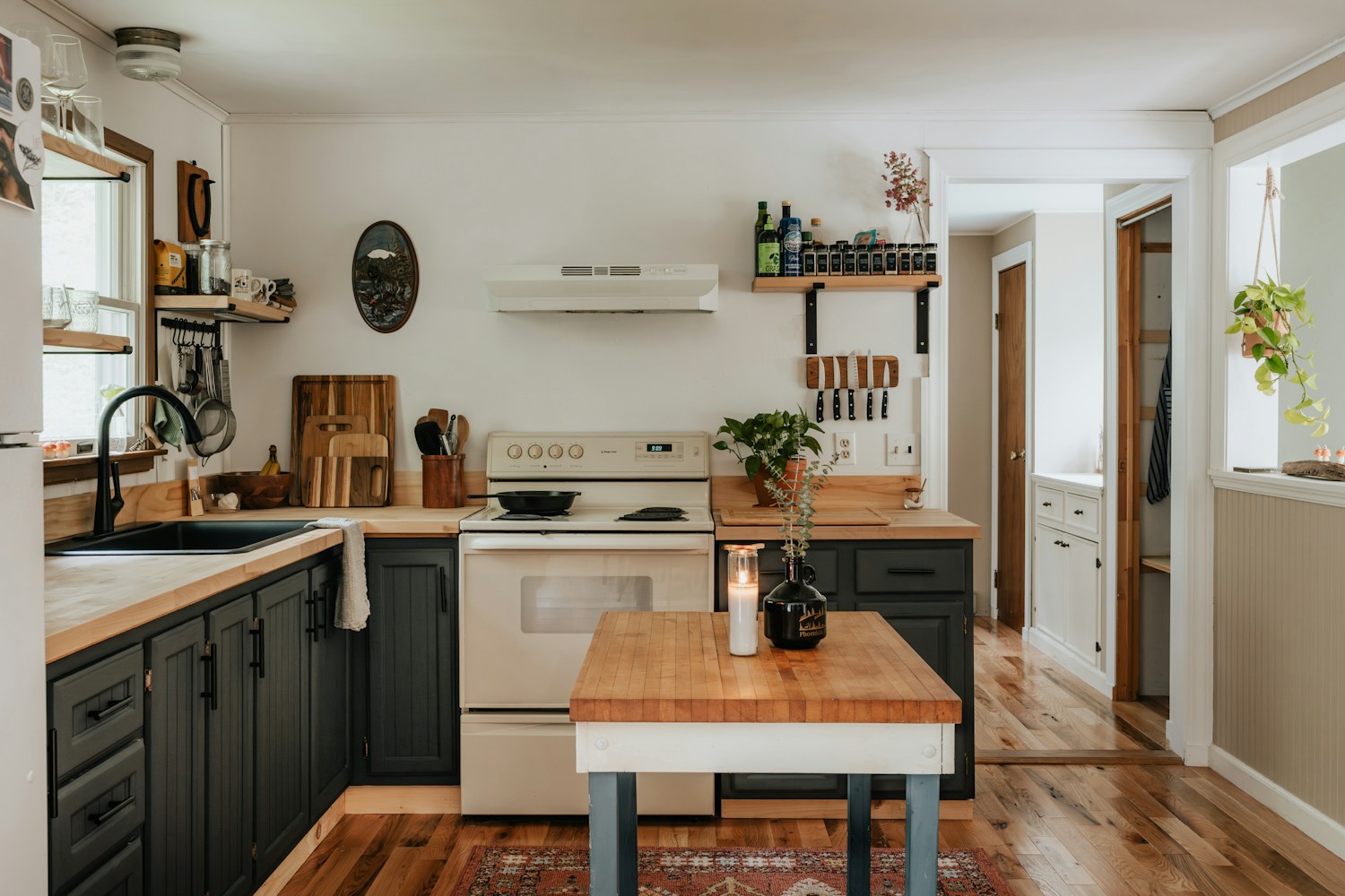 A spacious kitchen with generous countertop and cabinet space